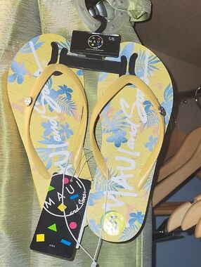 Maui and Sons Yellow Floral Flip Flops with Blue Accents NWT Size 5 / 6 .